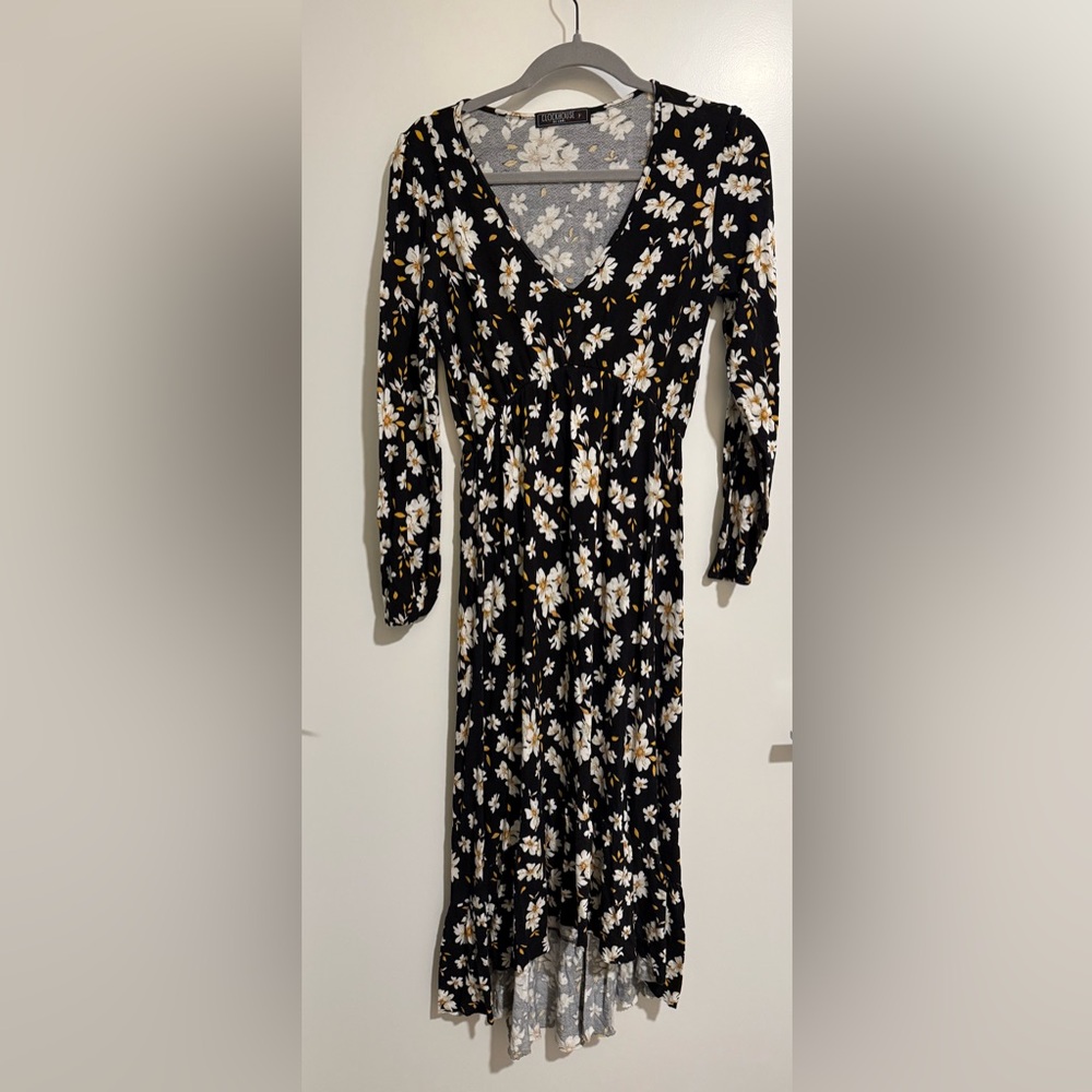 Elegant Black Bodycon Dress with V-Neck and Bishop Sleeves